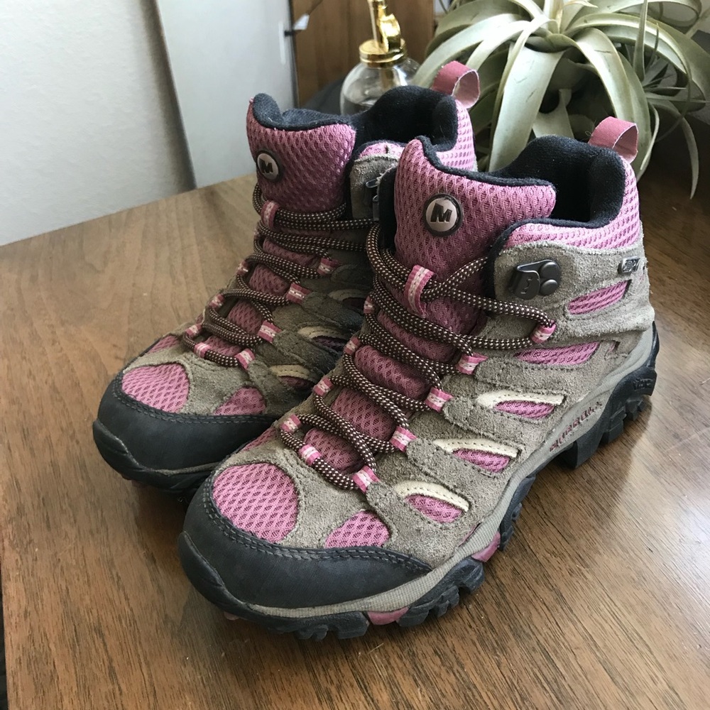 Merrell Moab hiking boots in size 6